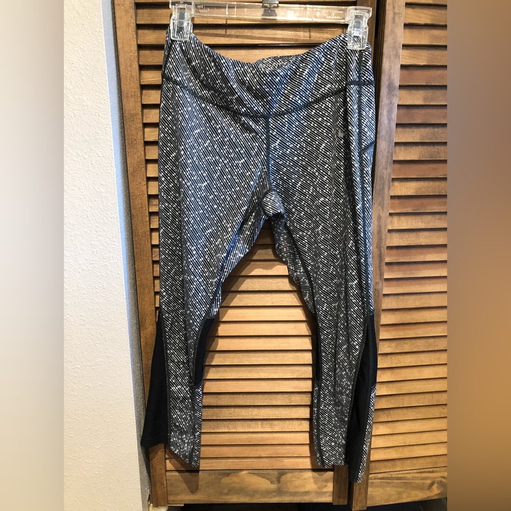 Nike Midrise Black Pattern Cropped Leggings